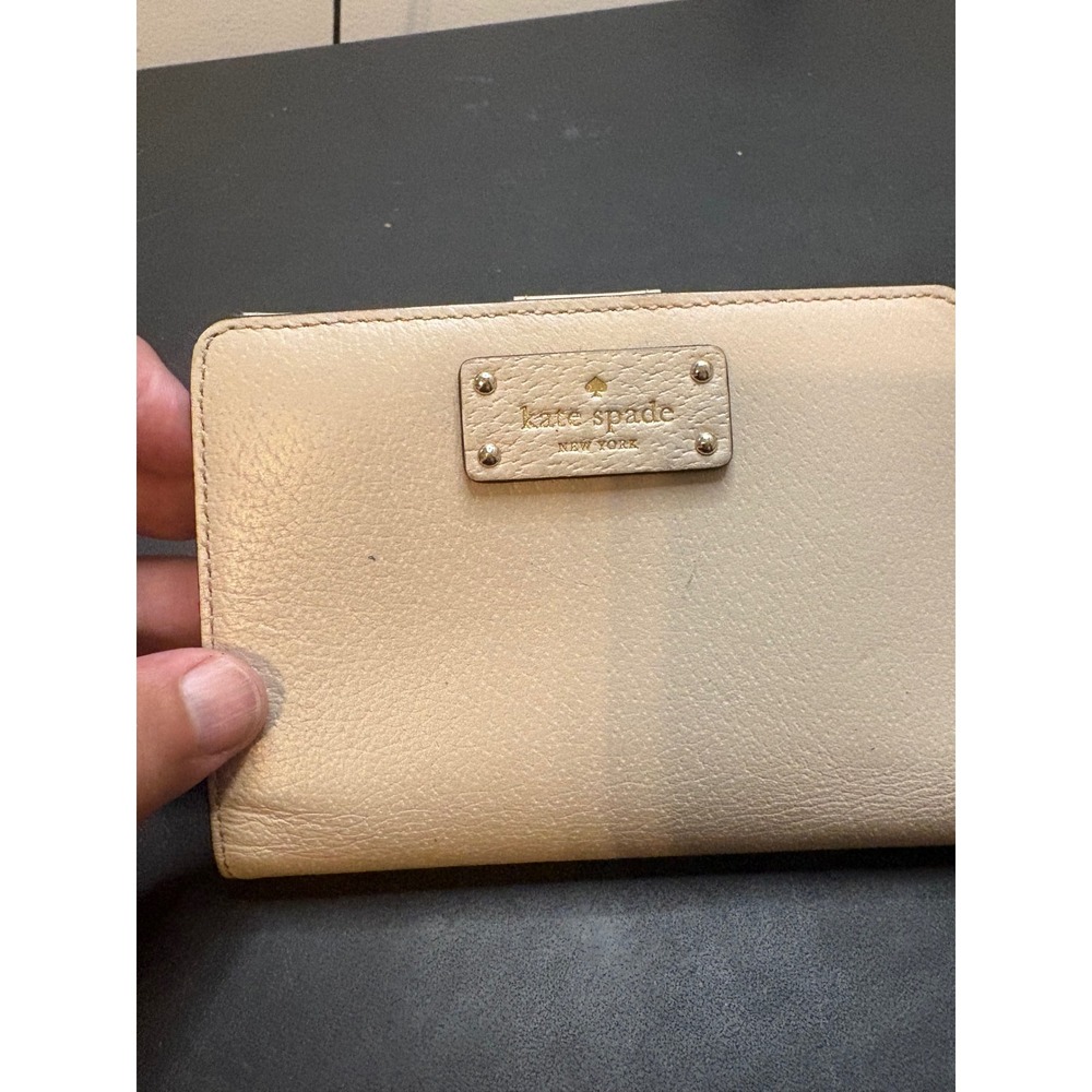 Kate Spade New York Beige‎ Pebbled Leather Bifold Wallet Gold Logo Plaque
